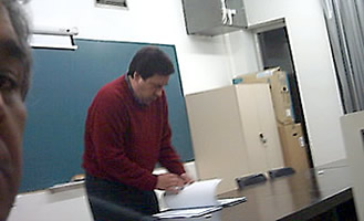 El Prof. Romo preparando la charla magistral.